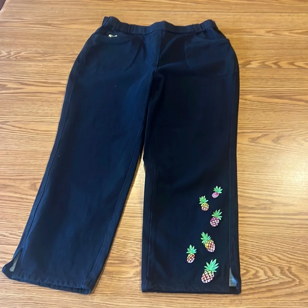 Quaker Factory Dream Jeanne’s 5 pocket Crop Pant Sz Small - pineapple design - Picture 1 of 7
